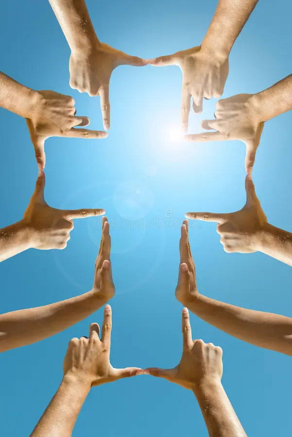 Des mains de différentes personnes se rejoignent pour former la croix du Christ
