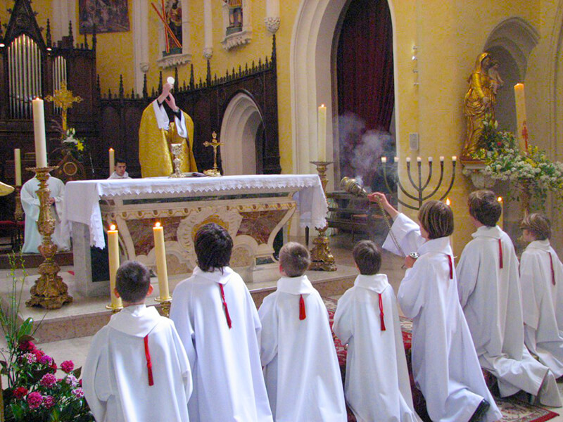 servants d'autel à Evreux