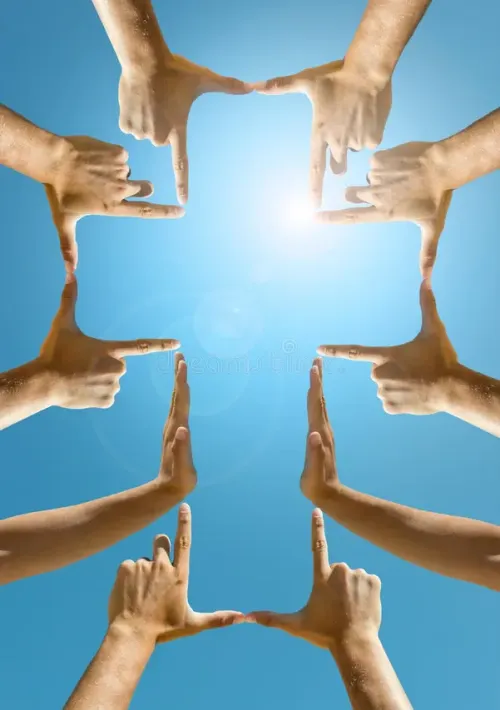 Des mains de différentes personnes se rejoignent pour former la croix du Christ